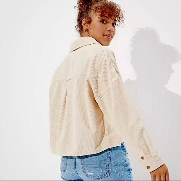 American Eagle Women’s Cream Corduroy Cropped Oversized Shirt Size M - Picture 2 of 11